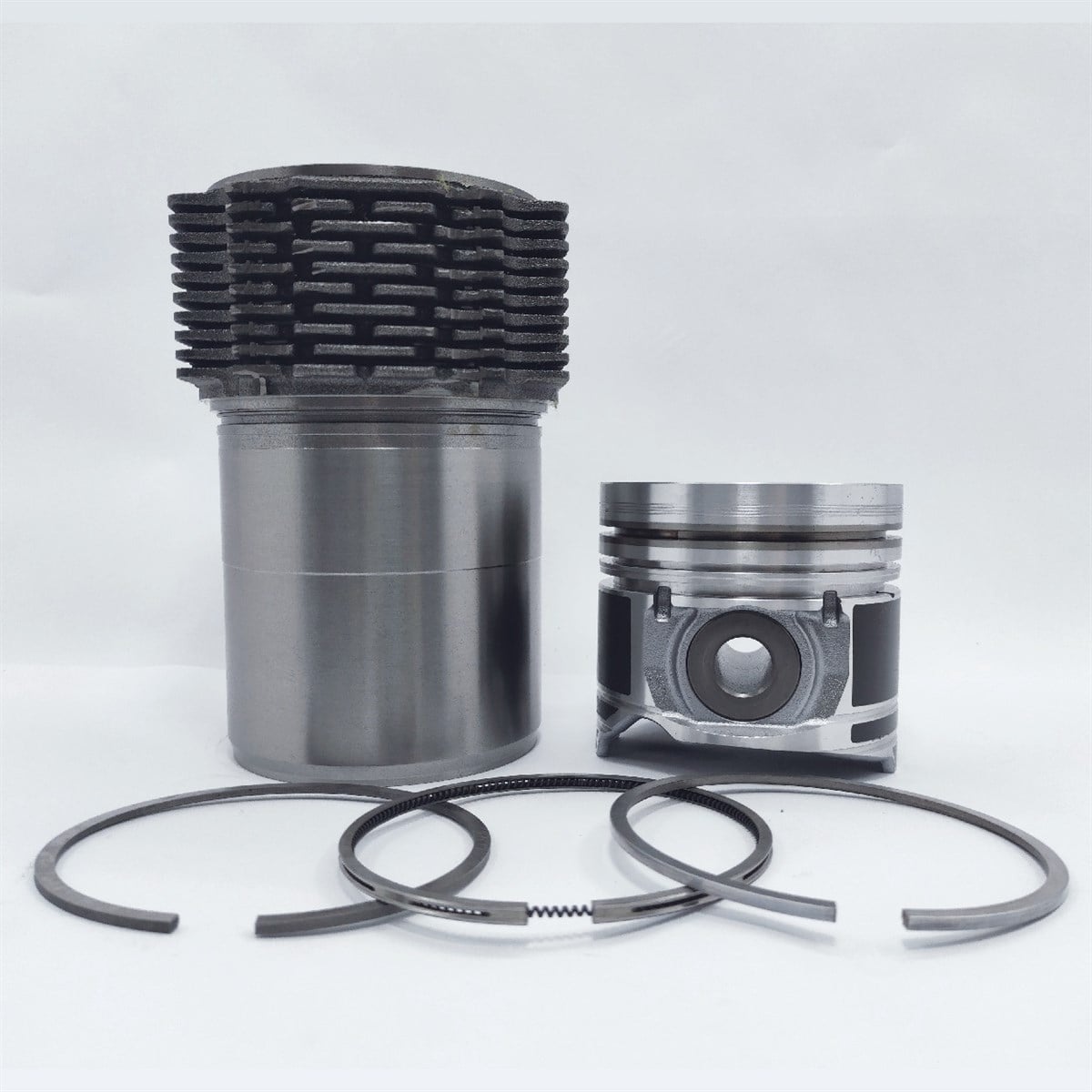Kit (Set piston si segmenti + Camasa cilindru - 105.00 mm): SAME / LAMBORGHINI / 1000.3 AT / 1000.3 AT-POT / 1000.4 AT / 1000.4 AT2 / 1000.4 ATG / 1000.4 ATG / 1.040 ATI / 1.040. 1000.4 ATIG / 1000.4 ATIS / 1000.6 AT / Nr. referinta : 0.338.0065.A