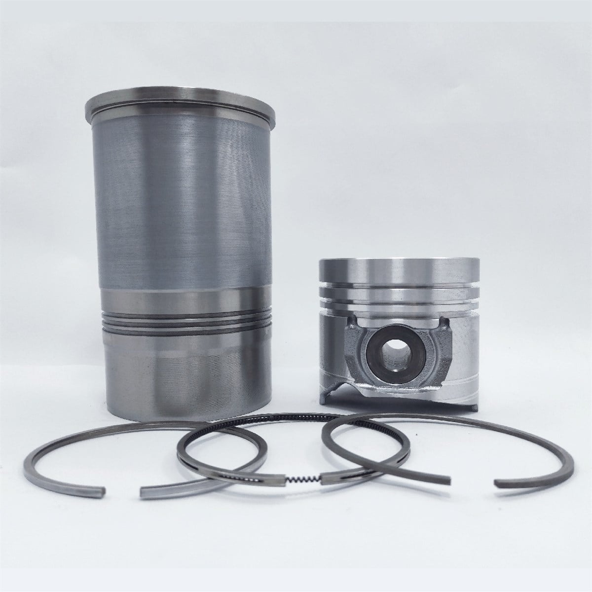 Kit (Set piston si segmenti + Camasa cilindru - 105.00 mm): SAME / LAMBORGHINI / 1000.3 A / 1000.3 A5 / 1000.4 A / 1000.4 A1 / 1000.4 A3 / 1004 / A3 / 1000.4 A / 1000.4 1000,6 A / 1000,6 A1 / 1000,4 W / 1000,6 WT / Nr. referinta : 0,337,0065,6/10