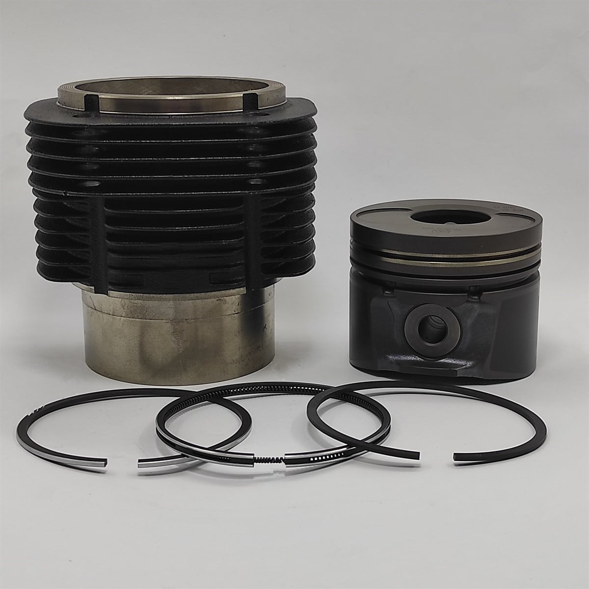 Kit (Set piston si segmenti + Camasa cilindru): HATZ / 1D90