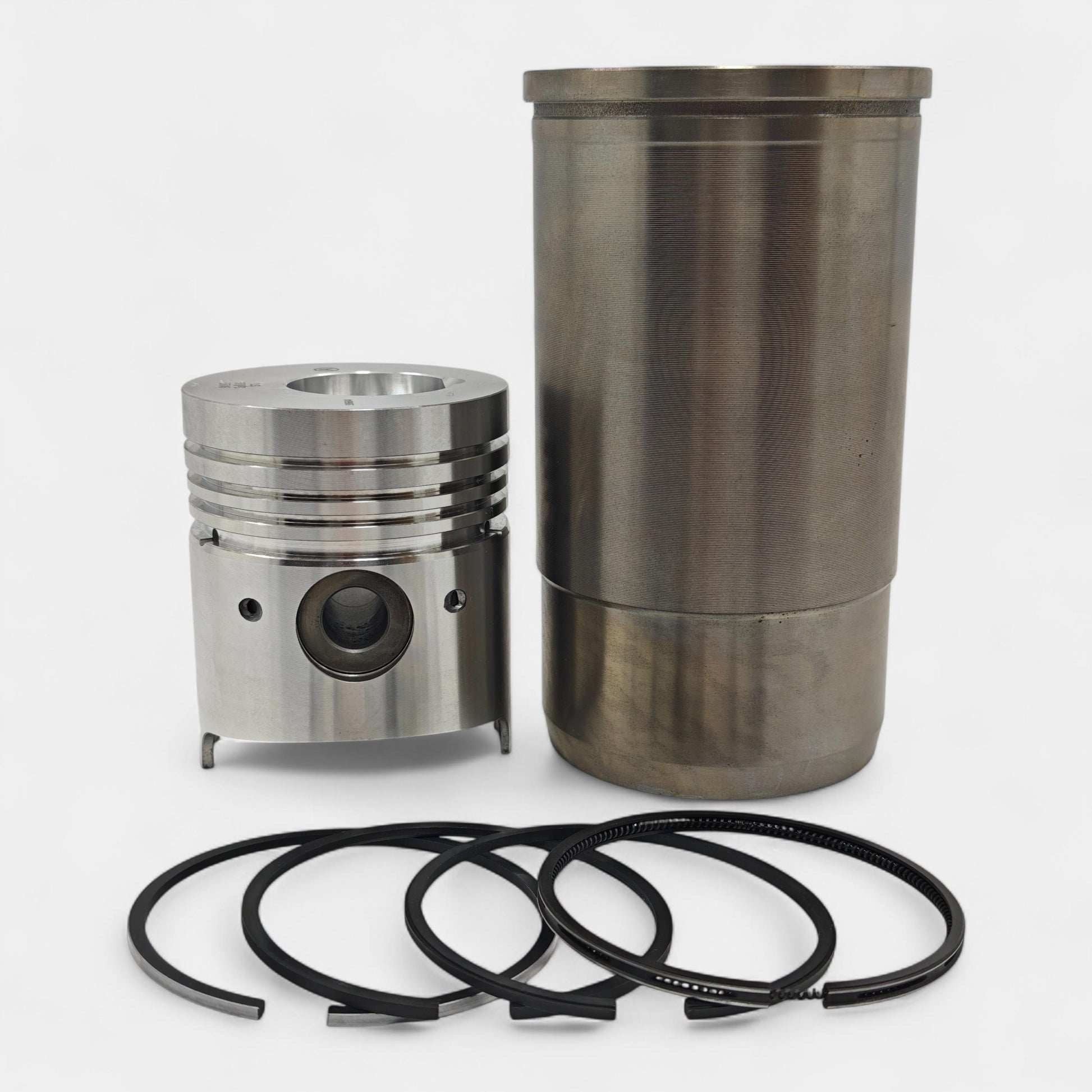 Kit (Set piston si segmenti + Camasa cilindru -RĂCIT CU APA - Diametru: 95,00 mm) : MWM / D 208-2 / D 208-3 / D 208-4 / D 208-6 / KD 1105-Z /-D 1 / KD 1105-D /-1 KD 1105-S / 210.5-Z / 210.5-D / 210.5-V / 110.5-V / TKD 1105-V / TKD 1105-S