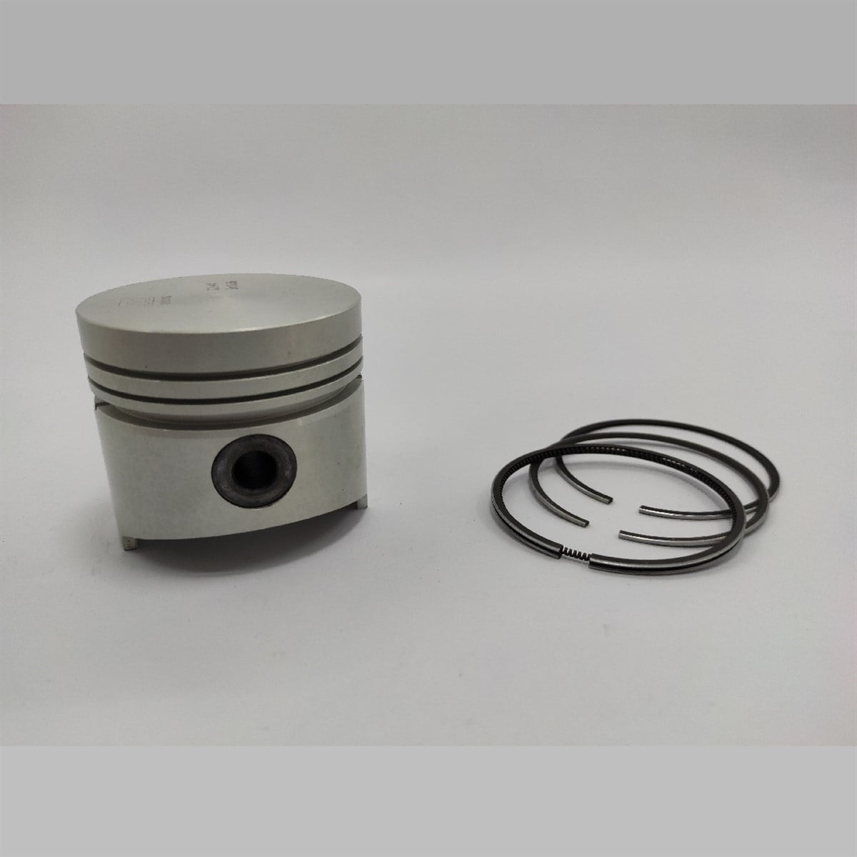 Piston + Set segmenti (0,50 - Diametru: 72,50 mm): KUBOTA / Z600 / D850 / V1100 / Nr. referinta: 15956-21910-S