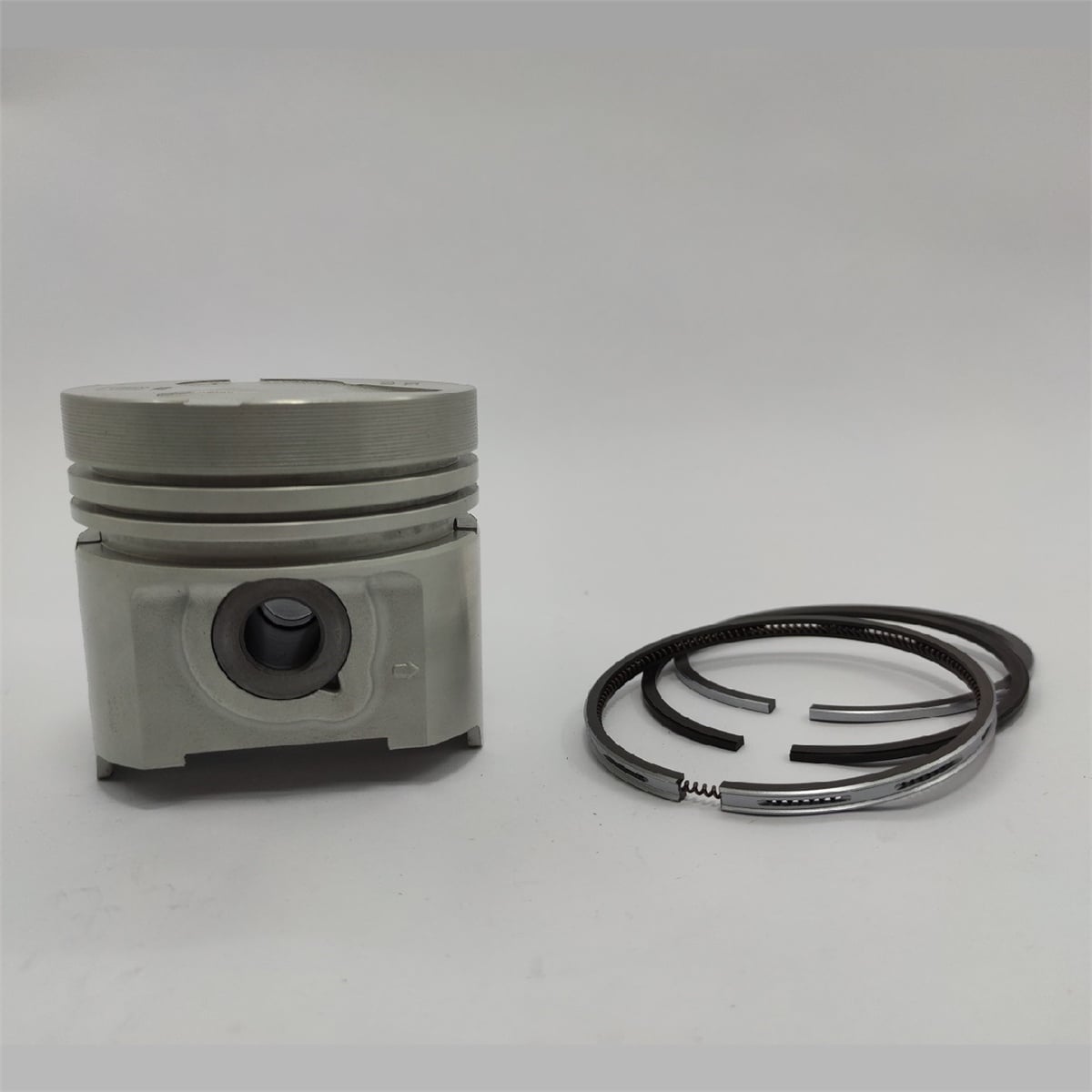 Set piston si segmenti (0,50 - OVERSIZE - Diametru: 80,50 mm): KUBOTA / D1403 / V1903 / Nr. referinta: 16427-21910-S