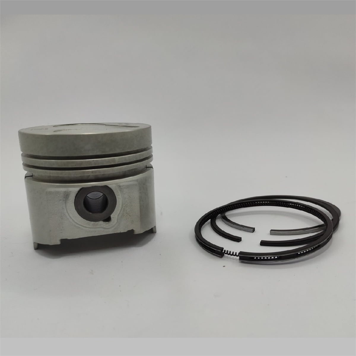 Piston + Set segmenti (STD - Diametru: 83.00 mm): KUBOTA / D1503 / V2003 / Nr. referinta: 16467-21113-S