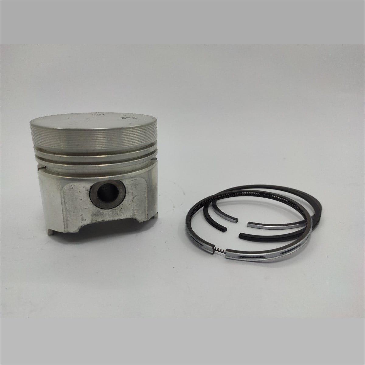 Piston+Set segmenti (STD - Diametru: 85,00 mm): KUBOTA / D1402 / V1902 / Nr. referinta: 19274-21110-S