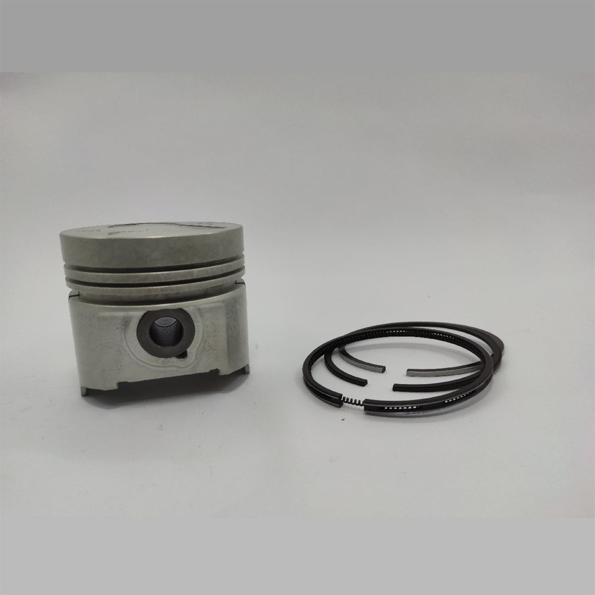 Piston + Set segmenti (STD - Diametru: 87,00 mm): KUBOTA / D1703 / V2203 / V2403 / F2803 / Nr. referinta: 16423-21112-S