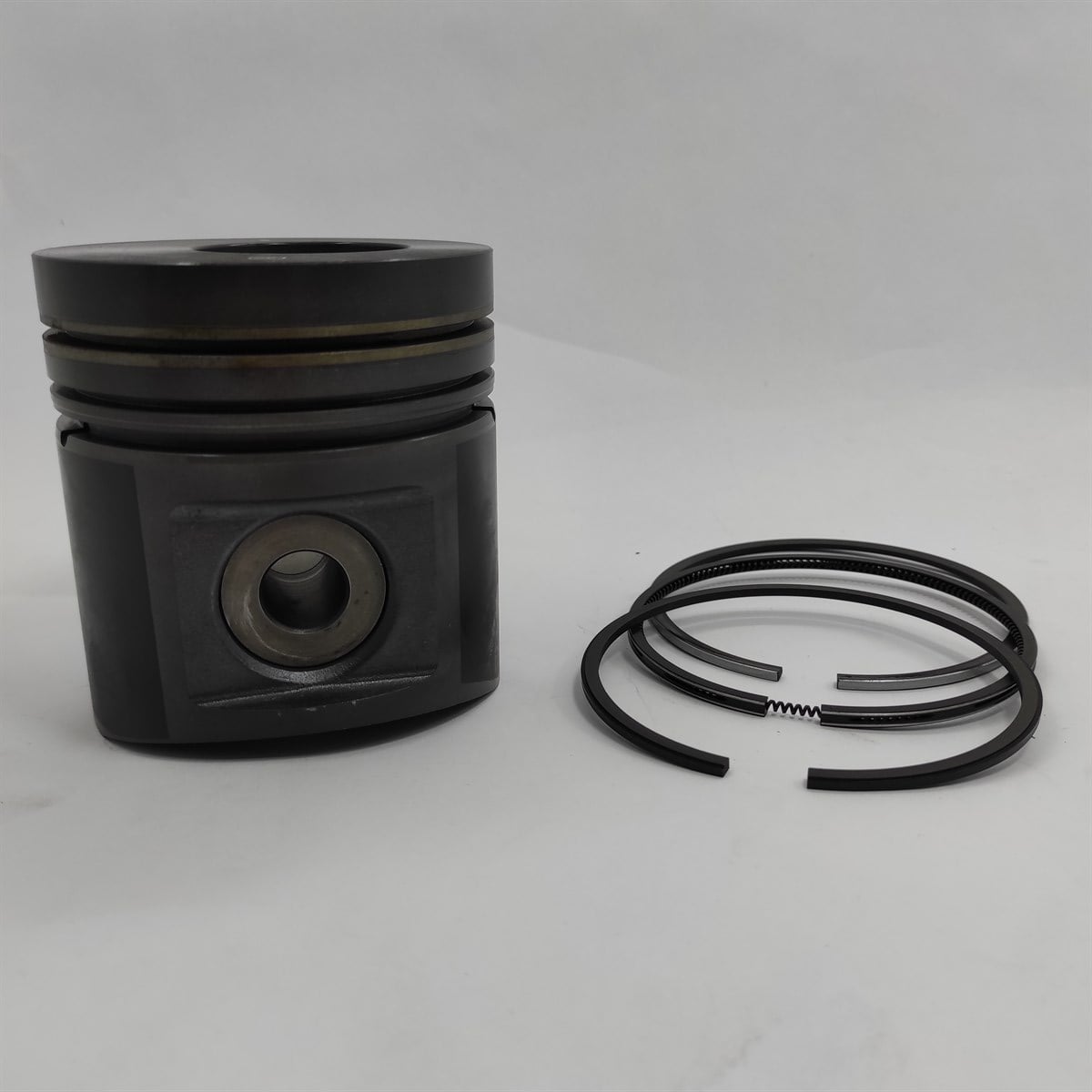Piston + Set segmenti (STD): HATZ / 2L31 / 2M31 / 3L31 / 3M31 / 4L31 / 4M31 / Nr. referinta: 012 136 00-S